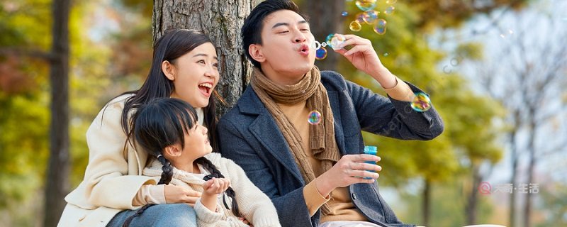 儿童吹泡泡水简单配方 如何自制儿童泡泡水(图1) 儿童吹泡泡水简单配方