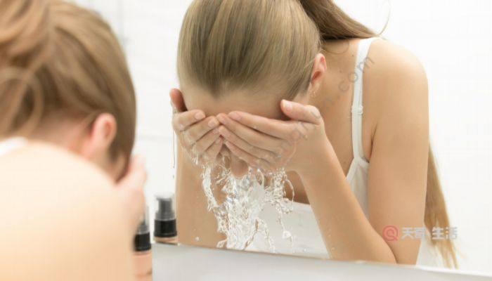敷完面膜用洗面奶还是清水  敷完面膜可以用洗面奶吗(图3) 敷完面膜用洗面奶还是清水