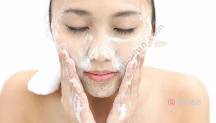 敷完面膜用洗面奶还是清水  敷完面膜可以用洗面奶吗(图4) 敷完面膜用洗面奶还是清水